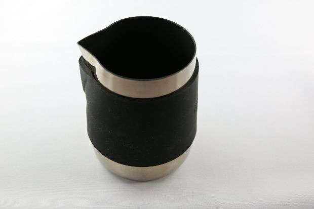 【次回入荷未定】【ミルクピッチャー】RW ハンドルフリーピッチャー20oz. 中黒テフロン 口尖り加工