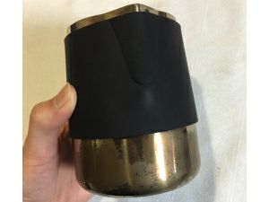 【次回入荷未定】【ミルクピッチャー】RW ハンドルフリーピッチャー20oz. 中黒テフロン 口尖り加工